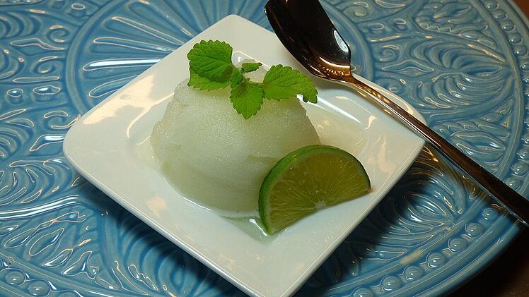 Zitronensorbet: Mit nur rund 40 Kalorien pro Kugel ist es die kalorien&auml;rmste Eissorte &ndash; und gleichzeitig besonders erfrischend im Sommer.