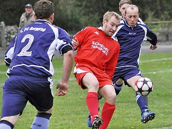 Nach dem 2:1-Sieg im Topspiel gegen den FC Burggrub geht der TSV Weißenbrunn mit Spielertrainer Matthias Wich (rotes Trikot) mit einem 7-Punkte-Vorsprung  in die Rückrunde der Kreisklasse, und das bei einem weniger ausgetragenen Spiel. Foto:  Herbert Kalb