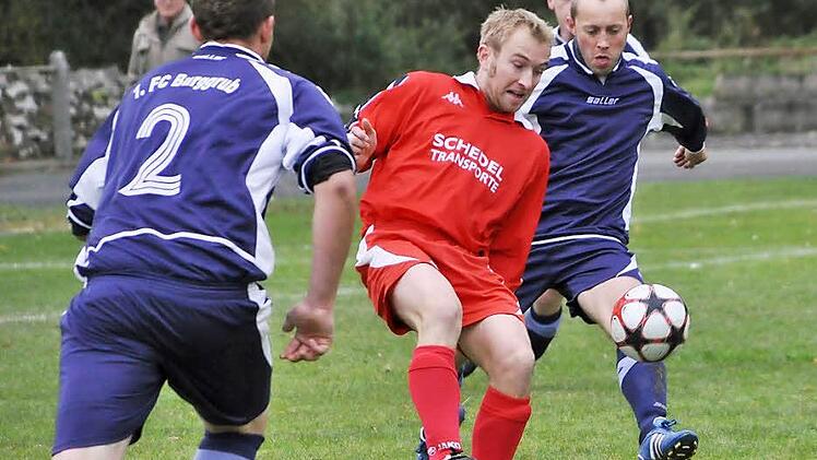 Nach dem 2:1-Sieg im Topspiel gegen den FC Burggrub geht der TSV Weißenbrunn mit Spielertrainer Matthias Wich (rotes Trikot) mit einem 7-Punkte-Vorsprung  in die Rückrunde der Kreisklasse, und das bei einem weniger ausgetragenen Spiel. Foto:  Herbert Kalb