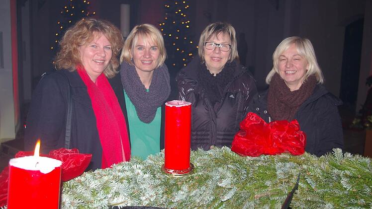 Die vier "Mädels" Katja Mayer-Stark, Ulrike Wendel, Gudrun Lang und Christine Hirsch ließen sich von den "Medlz" auf Weihnachten einstimmen.  Fotos: Tom Müller