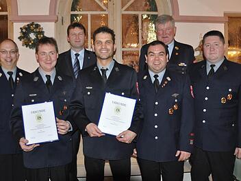 Bei der Jahresversammlung der Freiwilligen Feuerwehr Bad Königshofen wurden mehrere Mitglieder für 25 Jahre Dienstzeit geehrt. Unser Bild zeigt von links: Zweiter Kommandant Andrè Knies, Volker Hahn, Bürgermeister Thomas Helbling, Michael Wolf, Kreisbrandinspektor Hermann Weigand, Kommandant Michael Weber und den Vorsitzenden des Feuerwehrvereins, Marco Hahn. Foto: Friedrich