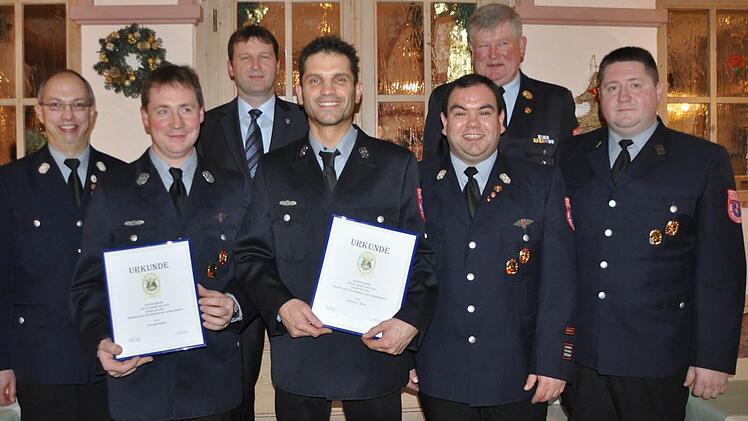 Bei der Jahresversammlung der Freiwilligen Feuerwehr Bad Königshofen wurden mehrere Mitglieder für 25 Jahre Dienstzeit geehrt. Unser Bild zeigt von links: Zweiter Kommandant Andrè Knies, Volker Hahn, Bürgermeister Thomas Helbling, Michael Wolf, Kreisbrandinspektor Hermann Weigand, Kommandant Michael Weber und den Vorsitzenden des Feuerwehrvereins, Marco Hahn. Foto: Friedrich