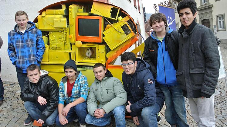 Diese Zeiler Jugendlichen bauten den "Stromfresser" zusammen (von links): Andrej Baker, Wjatscheslav Polnik, Siyabend Özdemir, Oleg Walther, Amir Baker, Dennis Jukert und Maksu Ishak. Foto: kra