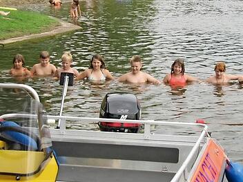 Mittels einer "Suchkette" können große Gebiete in seichten Gewässern rasch abgesucht werden, zeigt die Wasserwacht-Jugendgruppe, ganz rechts Terence Schrenker.