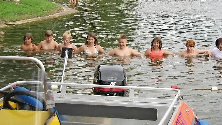 Mittels einer "Suchkette" können große Gebiete in seichten Gewässern rasch abgesucht werden, zeigt die Wasserwacht-Jugendgruppe, ganz rechts Terence Schrenker.