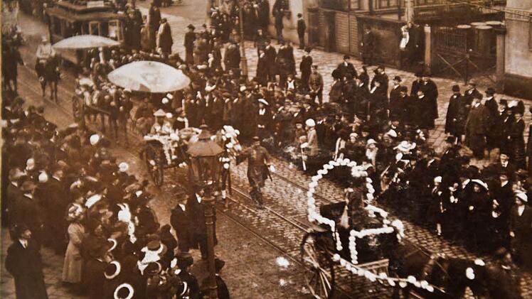 Einige Wagen des japanischen Faschingszugs, der sich am 22. Februar 1914 durch die Innenstadt bewegte. Karnevalisten feierten und ließen sich von Bambergern, die das Geschehen stocksteif aus sicherer Entfernung verfolgten (nicht anders als heute), nicht beirren.  Foto: MTV-Archiv