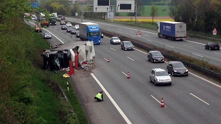 An zwei Spuren wurde der Verkehr an der Unfallstelle vorbei geleitet.