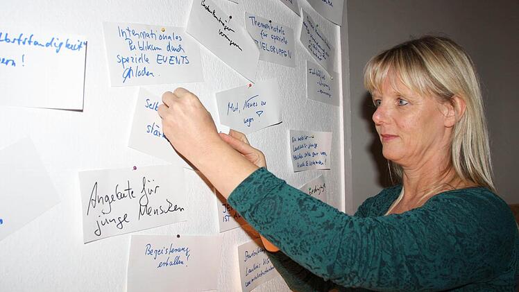 "Selbstwertgefühl der Jugend stärken" oder "Gesundheitsprävention auf privater Basis" stand auf den Ideen-Zetteln, die Teilnehmerin Claudia Garrido Luque an die Pinnwand heftete. Fotos: Roland Rinklef/Ralf Ruppert