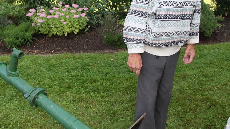 Die Wasserpumpe hinter dem Brünnchen lässt sich wegklappen und gibt den Weg frei zu einem tiefen, schmalen Schacht.