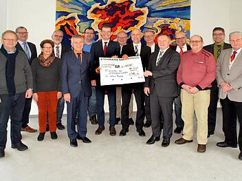 4163,98 Euro hat die Stiftergemeinschaft der Sparkasse Bad Kissingen für 2014 ausgeschüttet. Bei der Scheckübergabe an soziale und caritative Einrichtungen brachte in den Räumen der Sparkasse auch einen Teil der 13 Einzelstifter und die Vertreter der begünstigten Vereine und Verbände zusammen.  Foto: Peter Rauch