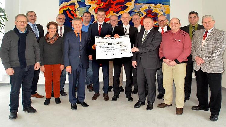 4163,98 Euro hat die Stiftergemeinschaft der Sparkasse Bad Kissingen für 2014 ausgeschüttet. Bei der Scheckübergabe an soziale und caritative Einrichtungen brachte in den Räumen der Sparkasse auch einen Teil der 13 Einzelstifter und die Vertreter der begünstigten Vereine und Verbände zusammen.  Foto: Peter Rauch