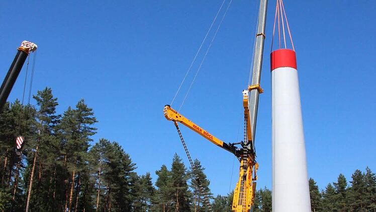 Ein Betonring nach dem anderen wird aufgesetzt. Foto: Friedwald Schedel