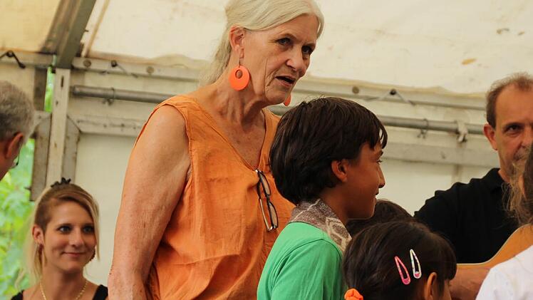 Sabine Grasse (Mitte) ist ehrenamtliche Flüchtlingshelferin.