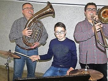 Musik schweißt die Familie Schmidt aus Lauenstein zusammen. Das Bild zeigt Martin Schmidt mit seinen Söhnen Stephan und Alexander (Schlagzeug). Foto: Veronika Schadeck