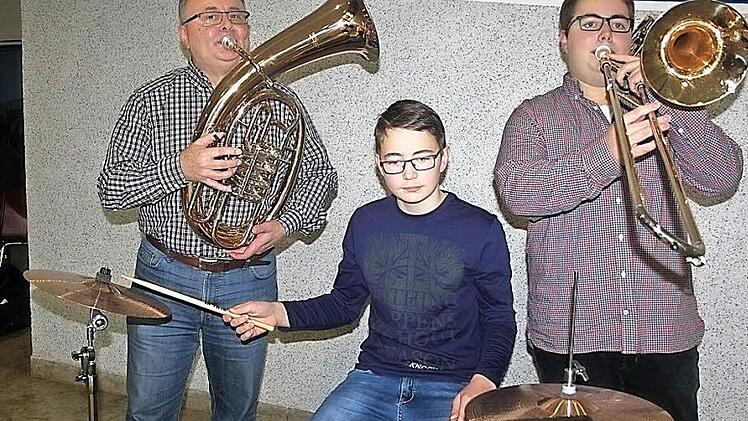 Musik schweißt die Familie Schmidt aus Lauenstein zusammen. Das Bild zeigt Martin Schmidt mit seinen Söhnen Stephan und Alexander (Schlagzeug). Foto: Veronika Schadeck