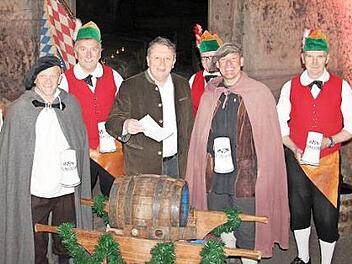 Gemeinsam mit Markus Franz (links) und Johann Baptist Koller (Zweiter von rechts) und den Kulmbacher Büttnern loste OB Henry Schramm (Mitte) die 444 Teilnehmer des Wanderereignisses aus. Foto: privat