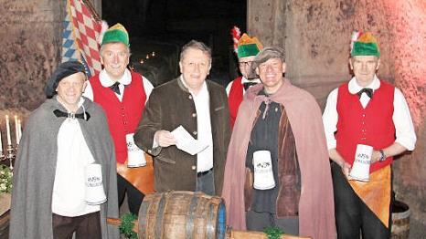 Gemeinsam mit Markus Franz (links) und Johann Baptist Koller (Zweiter von rechts) und den Kulmbacher Büttnern loste OB Henry Schramm (Mitte) die 444 Teilnehmer des Wanderereignisses aus. Foto: privat