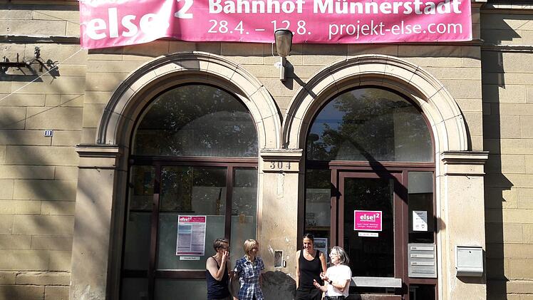 Die Künstlerinnen vor dem Eingang des Bahnhofs in Münnerstadt: (von links) Stephanie Krumbholz (Berlin), Malatsion (Frankfurt), Susu Gorth (München) und die künstlerische Leiterin des else- Projektes Mia Hochrein. Foto: Hartmut Hessel