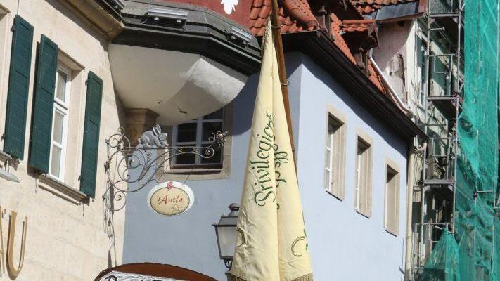Vom Marktplatz aus machten sich die Kronacher Schützen und ihre Gäste auf den Weg zur Hofwiese. Foto: Barbara Herbst