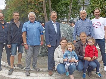 "Wasser marsch" hieß es am Samstag in Weidach bei der Inbetriebnahme des Wasserspieles im Beisein zahlreicher Gäste und (stehend von links): Christoph Goer, Michael Rädlein, Leonhard Potsch, Wolfgang Bauersachs, Werner Hanke, Dominic Juck.  Foto: Doris Weidner