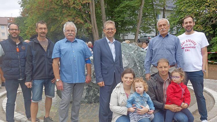 "Wasser marsch" hieß es am Samstag in Weidach bei der Inbetriebnahme des Wasserspieles im Beisein zahlreicher Gäste und (stehend von links): Christoph Goer, Michael Rädlein, Leonhard Potsch, Wolfgang Bauersachs, Werner Hanke, Dominic Juck.  Foto: Doris Weidner