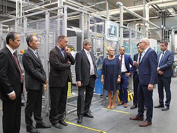 Daniel Kerper (2. v. r.) erklärt den Gästen die Anlage. Foto: Carmen Schwind