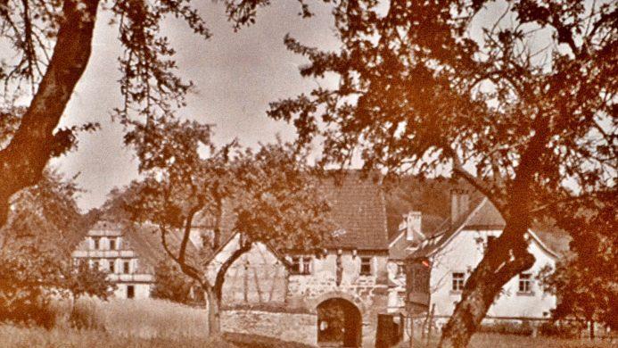 Ein historisches Foto aus der Zeit nach 1900, als zahlreiche Behinderte und Schwestern in Bildhausen waren. Repro: Hanns Friedrich