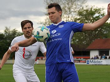 Sowohl Altendorfs Marco Gößnitzer (rechts) als auch der Strullendorfer Spielertrainer Markus Schnitzer haben im Duell der Kreisklasse 2 den Ball fest im Blick.  Foto: Markus Schütz/anpfiff.info