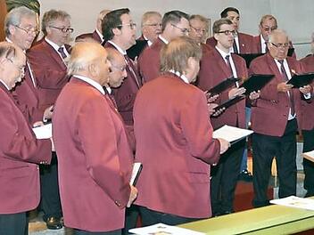 Der Jubiläumschor vom Gesangverein "Liederkranz" Haig eröffnete dessen Jubiläumskonzert unter der Leitung von Thomas Detsch mit der Hymne an Gott und die Schöpfung "Die Himmel rühmen". Fotos: Karl-Heinz Hofmann