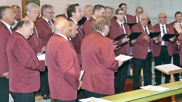 Der Jubiläumschor vom Gesangverein "Liederkranz" Haig eröffnete dessen Jubiläumskonzert unter der Leitung von Thomas Detsch mit der Hymne an Gott und die Schöpfung "Die Himmel rühmen". Fotos: Karl-Heinz Hofmann