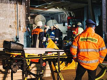 Was lernen wir daraus? Wichtig f&uuml;r eine erfolgreiche &Uuml;bung: die Nachbesprechung. Kreisbrandmeister Volker H&auml;gerich beobachtet, wie die Einsatzkr&auml;fte vorgehen. Foto: Theresa Kohl