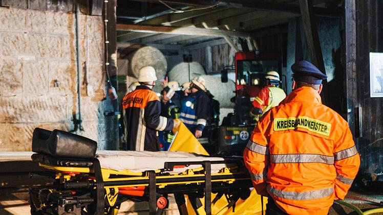 Was lernen wir daraus? Wichtig f&uuml;r eine erfolgreiche &Uuml;bung: die Nachbesprechung. Kreisbrandmeister Volker H&auml;gerich beobachtet, wie die Einsatzkr&auml;fte vorgehen. Foto: Theresa Kohl