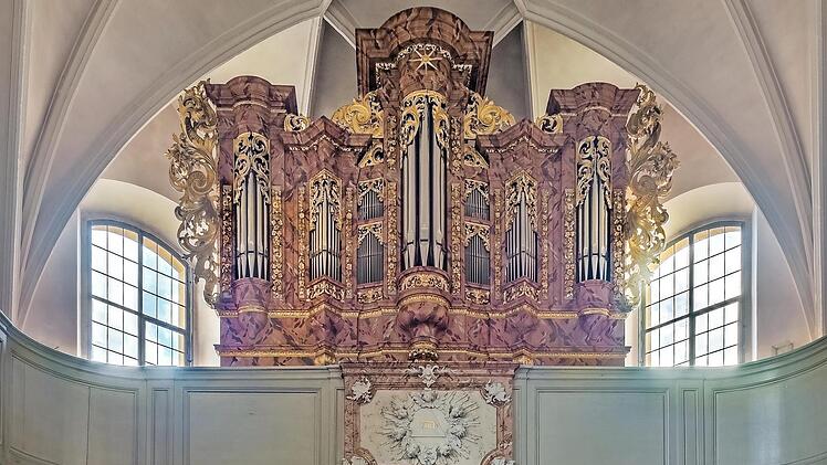 Die Dreieinigkeitskirche in Rentweinsdorf erhielt im Jahr 1984 eine Hoffmann-Orgel.  Fotos: Orgelbau Hoffmann & Schindler