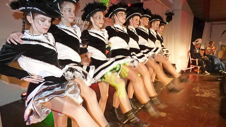 Die Juniorengarde von Schwarz-Wei&szlig; G&ouml;&szlig;weinstein bei der Prunksitzung im vergangenen Jahr