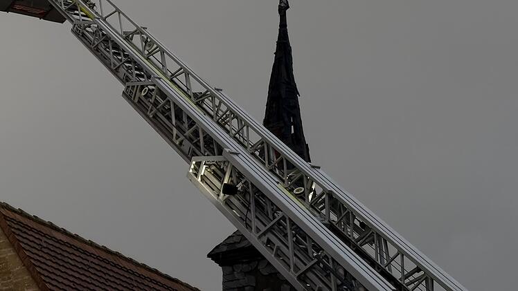 Blitz setzt Kirchturm in Brand: Nach Löscharbeiten besteht Einsturzgefahr
