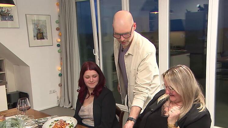 Stefan serviert Bolo - klassisch f&uuml;r Lorene (rechts), mit Linsen f&uuml;r Vegetarierin Maxine.