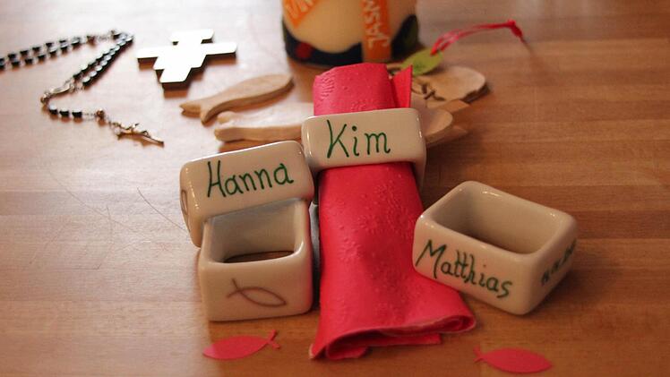 Kims Erstkommunion wird mit einem gemeinsamen Mittagessen und Kaffeetrinken gefeiert. Die Serviettenhalter sind handgemacht.