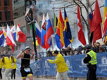 Ein Bombenanschlag hat die Marathonläufer in Boston geschockt, mindestens drei Menschen kamen ums Leben. Foto: dpa