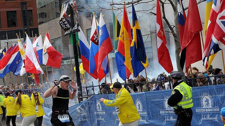 Ein Bombenanschlag hat die Marathonläufer in Boston geschockt, mindestens drei Menschen kamen ums Leben. Foto: dpa