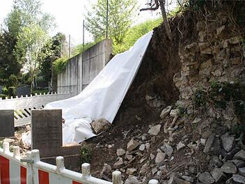 Im rückwärtigen Bereich des Friedhofes ist die Mauer eingestürzt und zog Gräber in Mitleidenschaft. Foto: G. Bauer