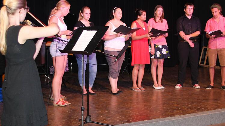 Das "Haus am See" von Peter Fox von Seeed intonierte der FRG-Chor mit Geige.