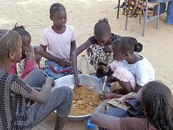 Vier Mal in der Woche bekommen Kinder von katholischen Schulen in der Bamberger Partnerdiözese Thies eine warme Mahlzeit. Dank der Spenden aus dem Steigerwald können immer mehr Schulkinder auf diese Weise verköstigt werden.  Foto: Brigitte Neudorfer