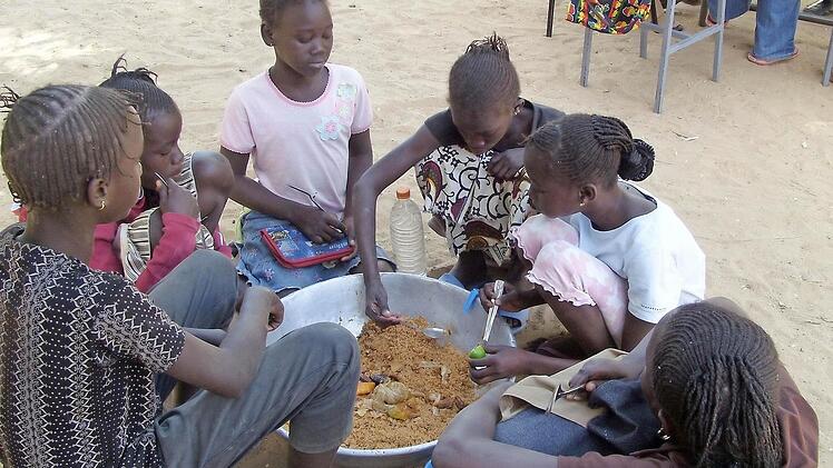 Vier Mal in der Woche bekommen Kinder von katholischen Schulen in der Bamberger Partnerdiözese Thies eine warme Mahlzeit. Dank der Spenden aus dem Steigerwald können immer mehr Schulkinder auf diese Weise verköstigt werden.  Foto: Brigitte Neudorfer