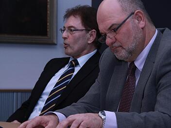 Der alte und der neue Bürgermeister von Rugendorf: Ralf Holzmann (rechts) hat Amtsinhaber Martin Weiß aus dem Chefsessel im Rathaus vertrieben. Foto: Archiv/Jochen Nützel