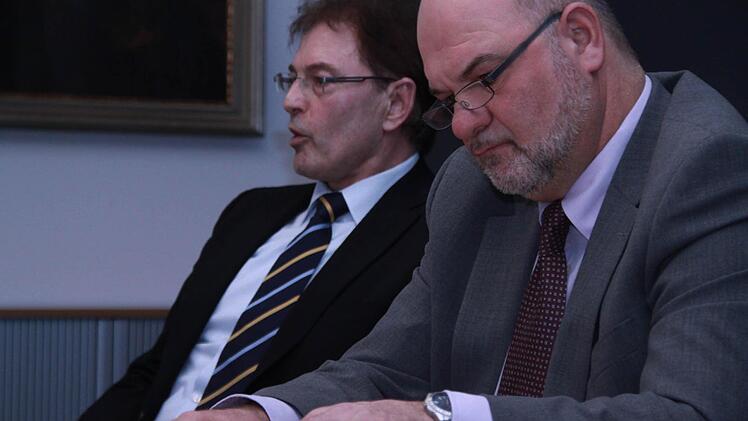 Der alte und der neue Bürgermeister von Rugendorf: Ralf Holzmann (rechts) hat Amtsinhaber Martin Weiß aus dem Chefsessel im Rathaus vertrieben. Foto: Archiv/Jochen Nützel