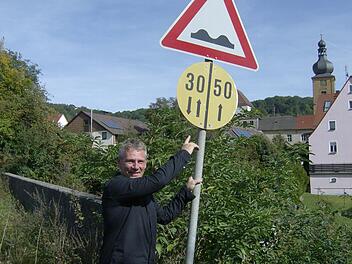 Hans Hackl, Weißenoher Gemeinderat und Vorsitzender der Reservistenkameradschaft Weißenohe erinnert sich noch genau an die Ereignisse vor 25 Jahren. Denn genau während seiner Bundeswehrzeit kam es zum Fall der Mauer. Foto: Petra Malbrich