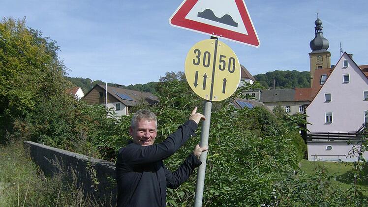 Hans Hackl, Weißenoher Gemeinderat und Vorsitzender der Reservistenkameradschaft Weißenohe erinnert sich noch genau an die Ereignisse vor 25 Jahren. Denn genau während seiner Bundeswehrzeit kam es zum Fall der Mauer. Foto: Petra Malbrich