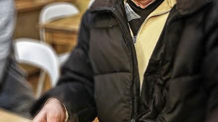 Kassler, Kraut, Kartoffelbrei: Gerhard K. nutzt das Essensangebot der Wärmestube in Fürth. Rechts daneben: Angelika Garbrecht in der Fundgrube - "Alles, was man nutzen kann, haben wir hier." Foto: Barbara Herbst