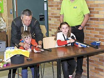 Die Kleinen durften schon mal die Lichtpunktgewehre testen. Foto: Erlwein
