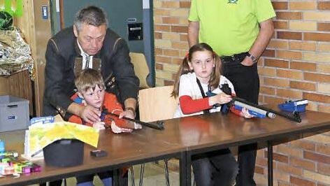 Die Kleinen durften schon mal die Lichtpunktgewehre testen. Foto: Erlwein